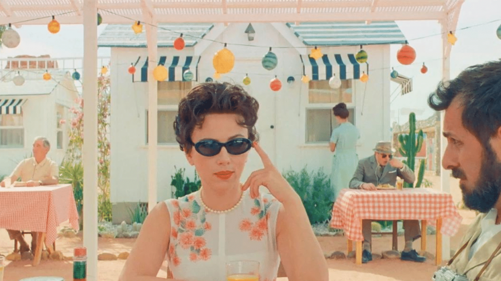 Une homme et une femme attablés