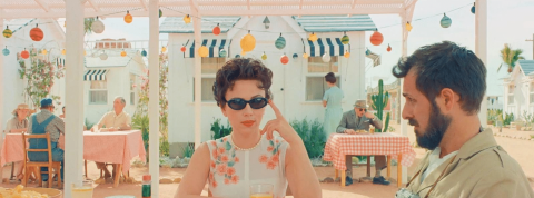 Une homme et une femme attablés