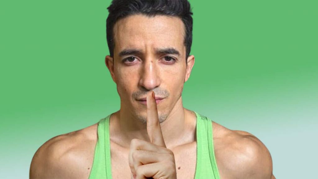 tibo-inshape-chut tibo vous demande de la fermer en mettant son doigt devant la bouche