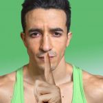 tibo vous demande de la fermer en mettant son doigt devant la bouche