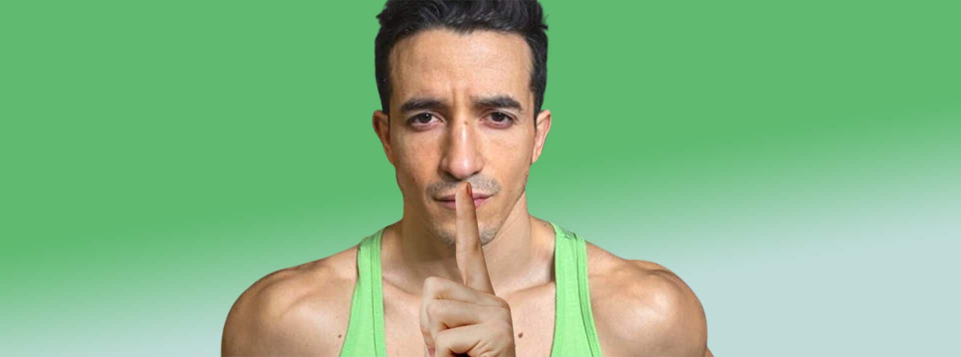 tibo-inshape-chut - L'ADN tibo vous demande de la fermer en mettant son doigt devant la bouche