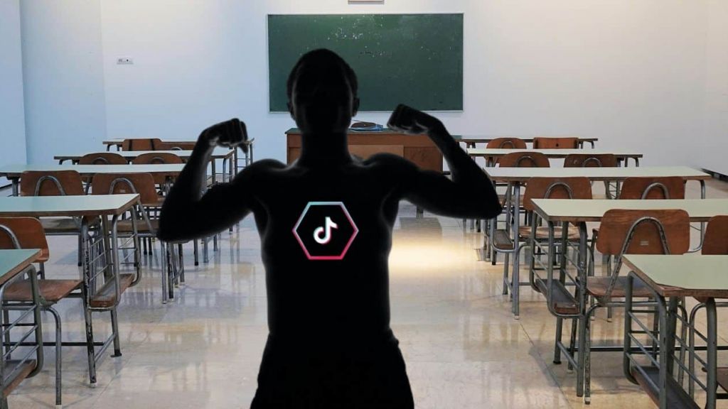 Homme bombant le torse et montrant ses muscles