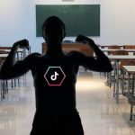 Homme bombant le torse et montrant ses muscles