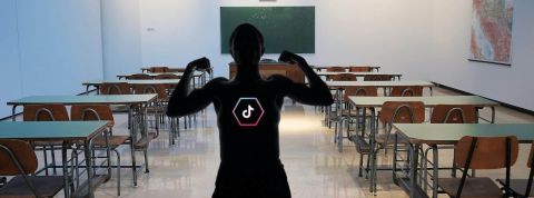 Les propos misogynes sont désormais « normalisés » chez les jeunes Homme bombant le torse et montrant ses muscles