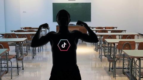 Homme bombant le torse et montrant ses muscles