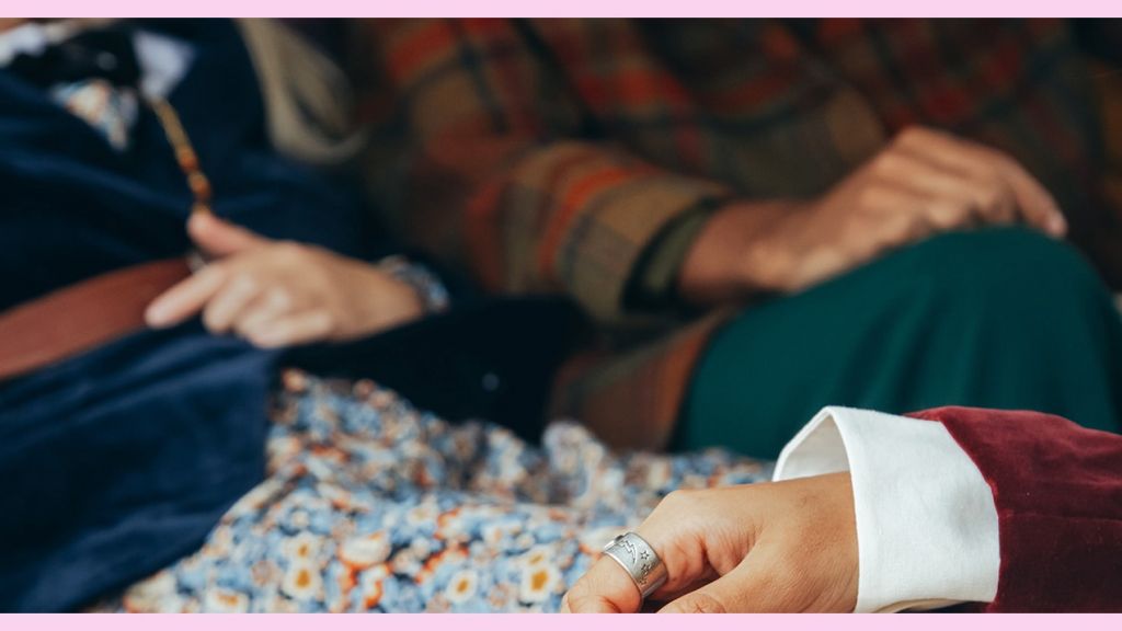 Qui sont les accros à Vinted ?  Trois femmes vêtues de tenues vintage