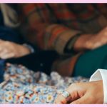 Trois femmes vêtues de tenues vintage