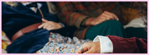 Qui sont les accros à Vinted ?  Trois femmes vêtues de tenues vintage
