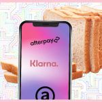 Un smartphone avec les logos des applis d'achat et du pain de mie, du papier toilette de couleur, une borsse à cheveux