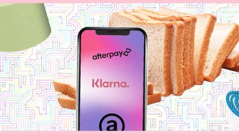 Acheter maintenant, payer plus tard : la nouvelle manière d'acheter PQ et pain de mie Un smartphone avec les logos des applis d'achat et du pain de mie, du papier toilette de couleur, une borsse à cheveux