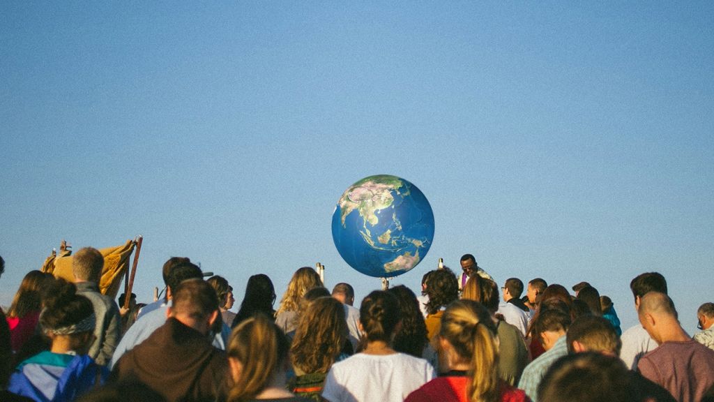 une foule de dos et une planète au fond