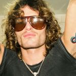 Deux jeunes hommes et une femme blondeambiance rock avec tatouage TikTok