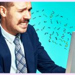 Un homme hypnotisé par son PC