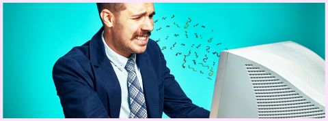 Un homme hypnotisé par son PC