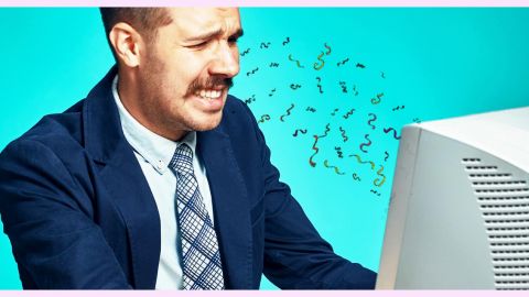 Un homme hypnotisé par son PC