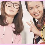 Deux jeunes Chinoises et des pantoufles smiley et leopard