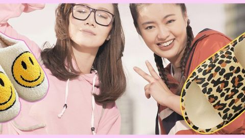 Deux jeunes Chinoises et des pantoufles smiley et leopard