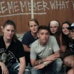 Une capture écran du docu-serie avec 6 anciens élèves