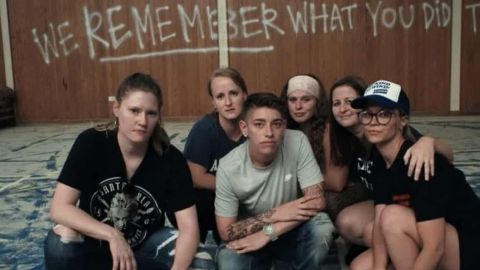 Une capture écran du docu-serie avec 6 anciens élèves