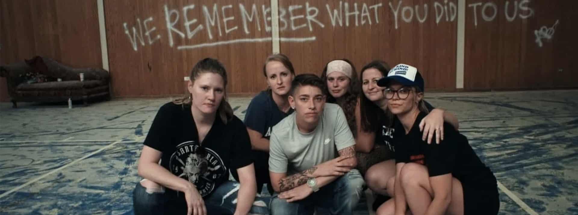 « Le Programme : sectes, mensonges et enlèvements », le docu-série à ne pas rater - L'ADN Une capture écran du docu-serie avec 6 anciens élèves