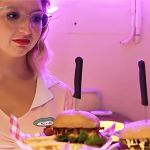 Une serveuse tenant une assiette