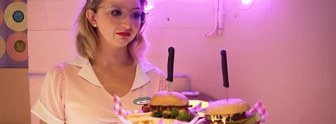 Vous prendrez quoi ? Une grimace et un soupir ? Une serveuse tenant une assiette