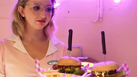 Une serveuse tenant une assiette