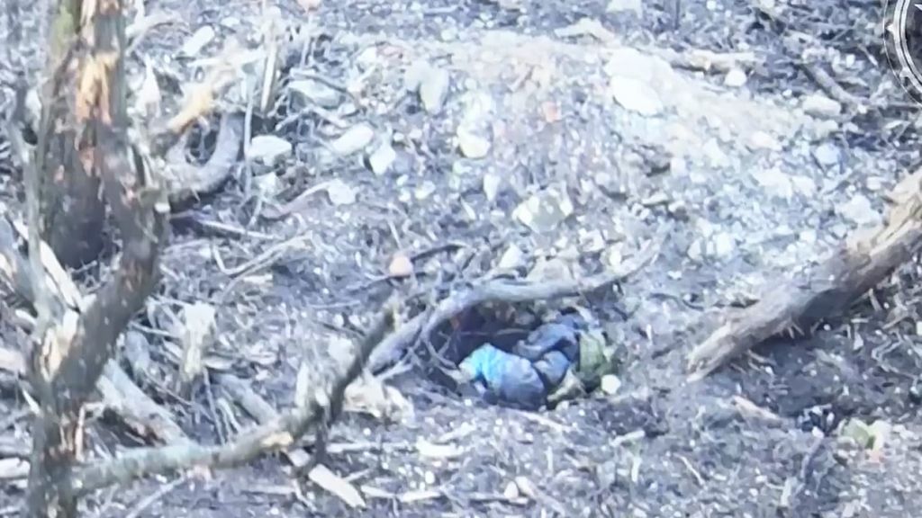 En Ukraine, les vidéos de drones ressemblent de plus en plus à des clips de youtubeurs Vue aérienne d'un soldat en position foetale au sol