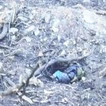 Vue aérienne d'un soldat en position foetale au sol