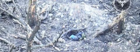 En Ukraine, les vidéos de drones ressemblent de plus en plus à des clips de youtubeurs Vue aérienne d'un soldat en position foetale au sol