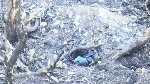 Vue aérienne d'un soldat en position foetale au sol