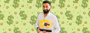 Hanouna souriant, portant un trophée Royaltiz sur fond de dollars