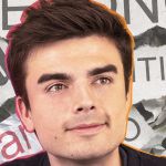 Un jeune homme devant des journeaux