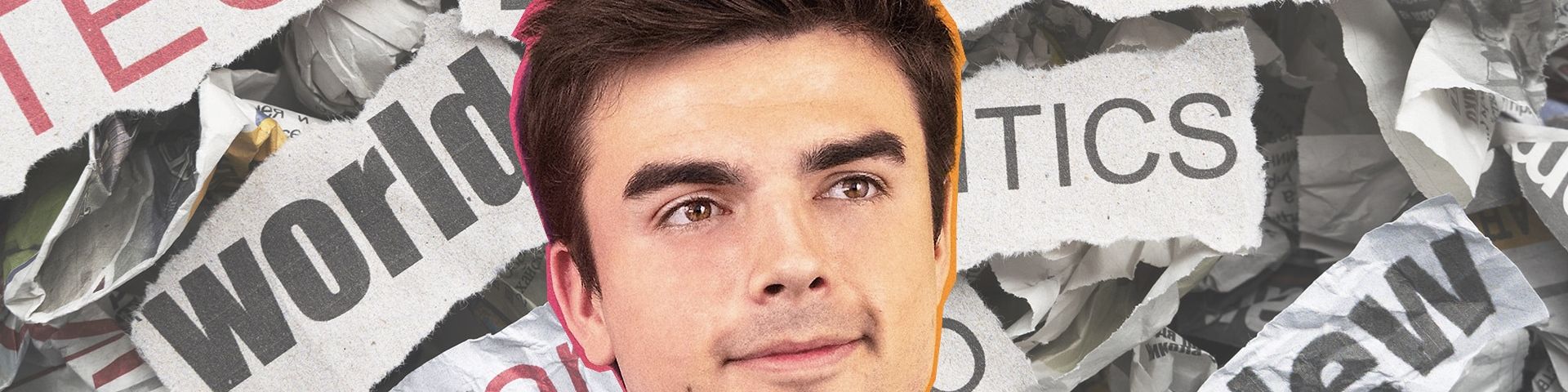 Un jeune homme devant des journeaux