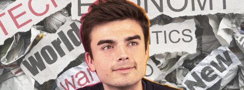 Hugo-decrypte Un jeune homme devant des journeaux