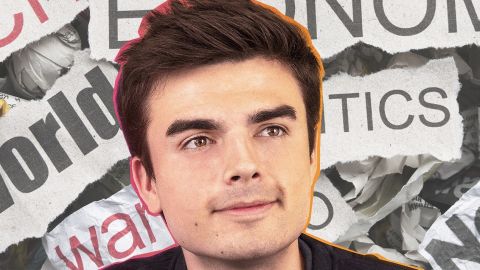 Un jeune homme devant des journeaux