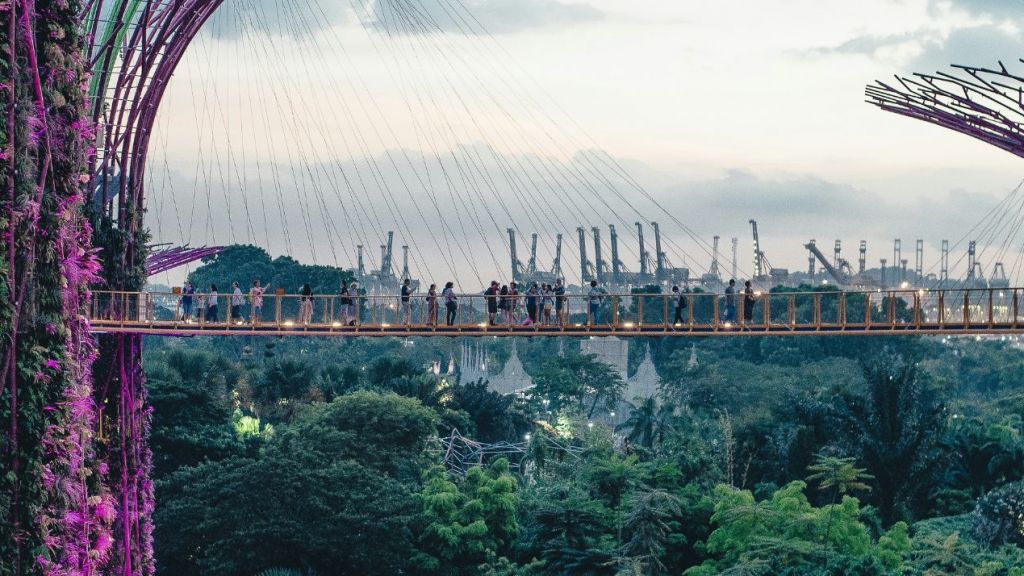 Avec son “économie chrysalide”, KPMG prospecte l’économie désirable de demain personnes sur un pont à Garden by the bay à Singapour