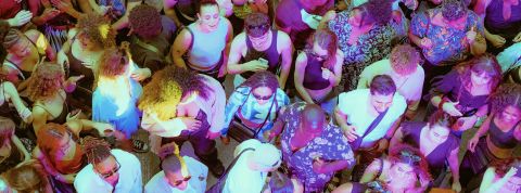 « De nombreux jeunes considèrent l'Europe comme leur espace politique naturel » Des personnes qui font la fête vues d'en haut