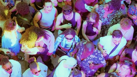 Des personnes qui font la fête vues d'en haut