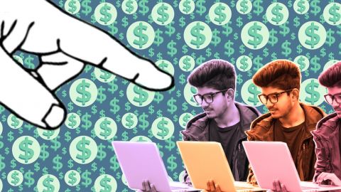 Un doigt qui pointe 3 jeunes indiens sur leurs ordis