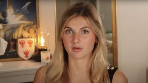 Une jeune femme blonde qui tente de soutirer de l'argent à des hommes mal dans leur peau