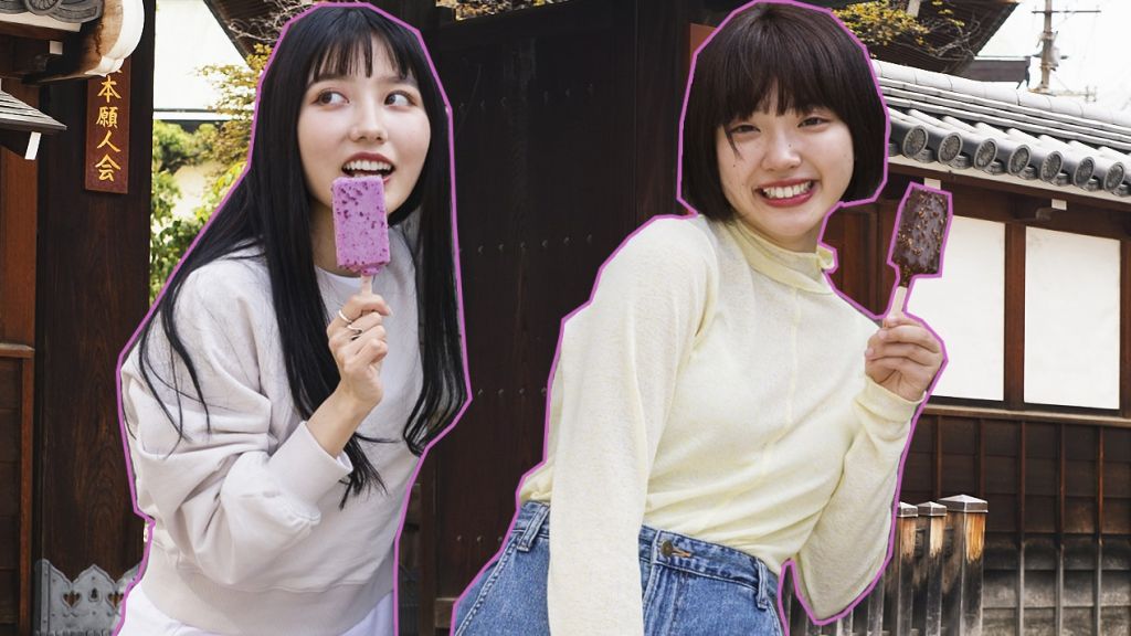 Deux jeunes Coréennes souriant mangent une glace