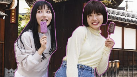 Deux jeunes Coréennes souriant mangent une glace