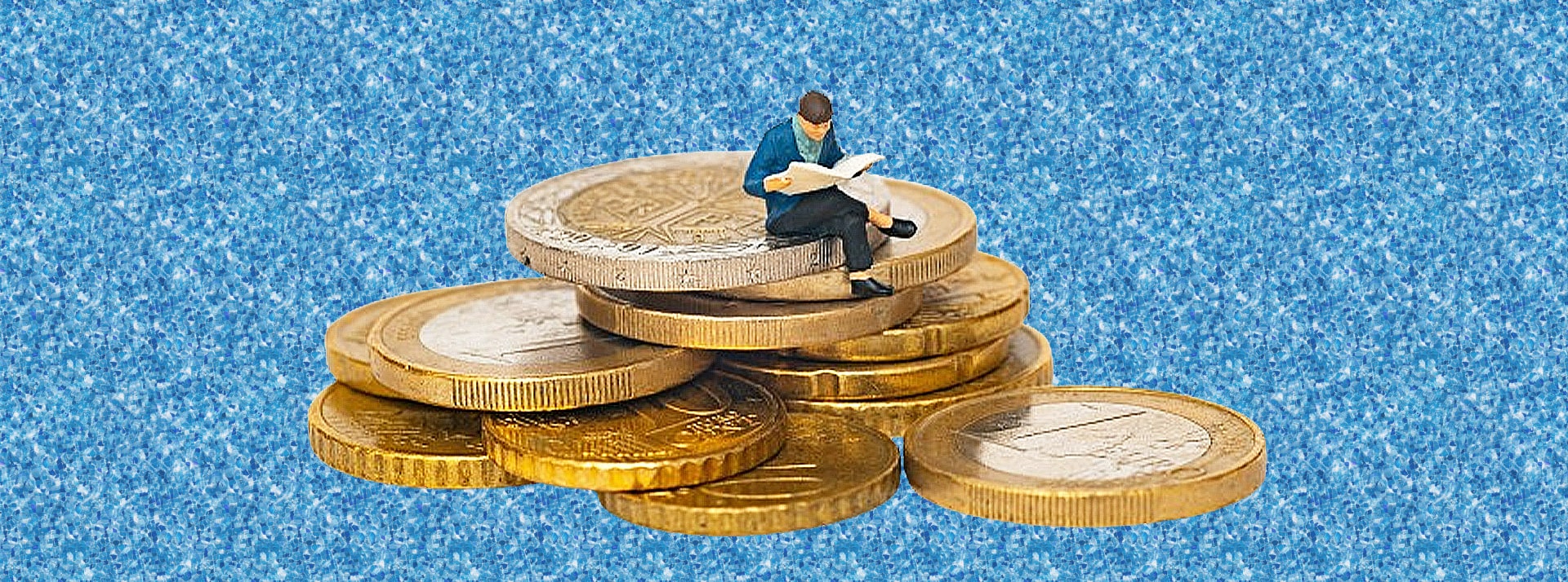 Un petit personnage miniature en plastique assis sur des pièces