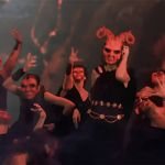 Taylor Swift portant un masque de diable