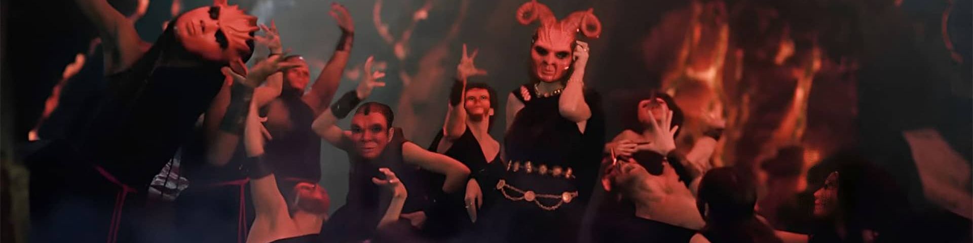 Taylor Swift portant un masque de diable