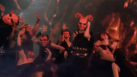 Taylor Swift portant un masque de diable