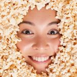 Le visage d'une jeune Asiatique ensevelie sous des pop corn