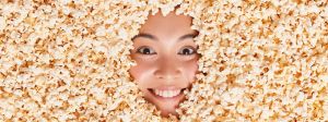 Le visage d'une jeune Asiatique ensevelie sous des pop corn