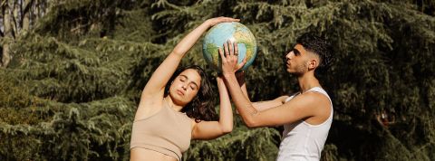 Dating-ecolo /© Cup of Couples image d'une femme et d'un homme qui tiennent un globe à bout de bras